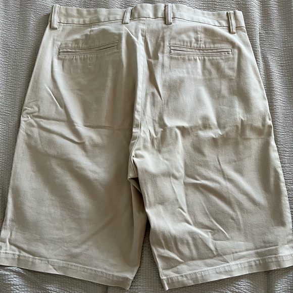 Old Navy Ultimate Slim Built-in-Flex Mens Shorts | 34 | White | Good condition - Picture 2 of 4